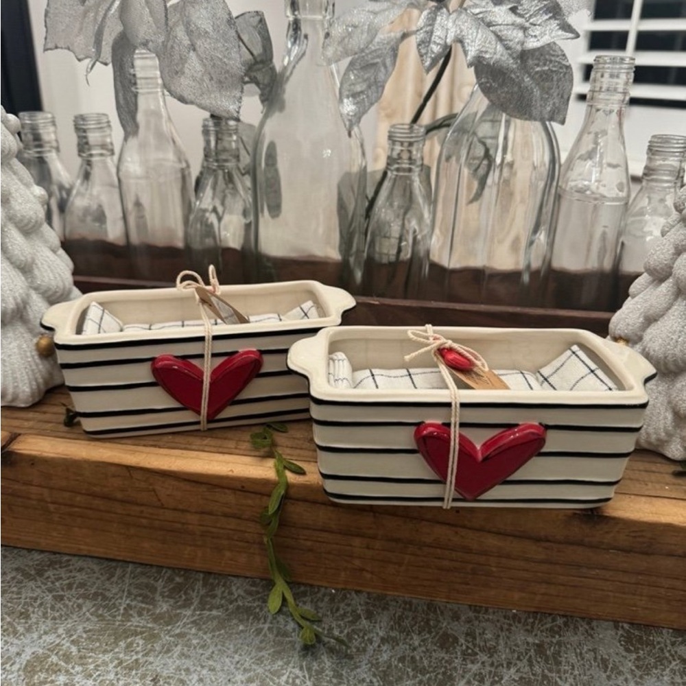 DEMDACO “HEARTFUL HOME” VALENTINES
MINI RED HEART LOAF PANS